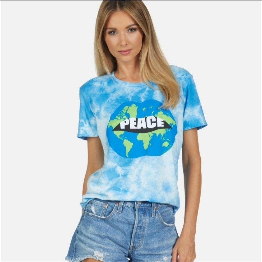 LAUREN Moshi Wolf World Peace Lips Tee